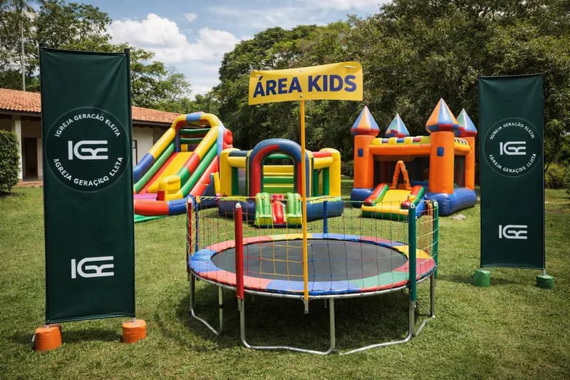 Área Kids com brinquedos infláveis